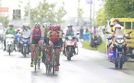 Tốp dẫn đầu đoàn đua qua địa phận thị trấn Thứ Ba (An Biên- Kiên Giang).