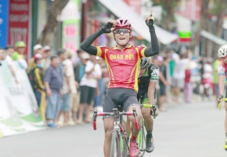 Vượt qua Võ Thanh An (Premium Cycling Vĩnh Long), Phước Minh Hòa (Bến Tre), tay đua Quách Tiến Dũng (Quân Đội) giành chiến thắng chặng 8.