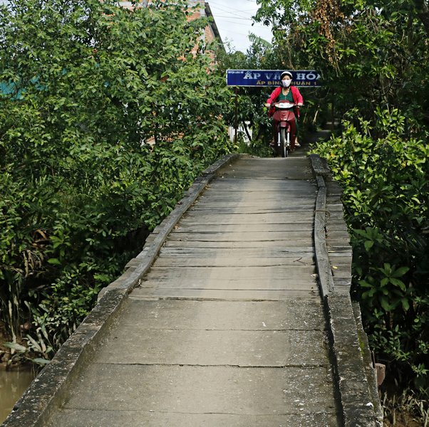 Cầu Bún Bò (tại ấp Bình Thuận 1, xã Hòa Ninh- Long Hồ) được xây dựng từ trước năm 1975, hiện đã xuống cấp nghiêm trọng- cầu không còn lan can, các trụ giữa, thanh đà xiêu vẹo. Cầu dài gần 50m nhưng mặt cầu chỉ rộng hơn 1m, nhiều đoạn gia cố tạm bợ bằng những thanh gỗ.