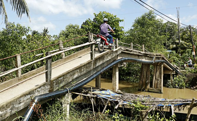 Theo bà con địa phương, đã có nhiều trường hợp người và phương tiện lưu thông qua cầu bị té xuống sông vì cầu khá dốc, mặt cầu chỉ đủ rộng cho một xe máy lưu thông.