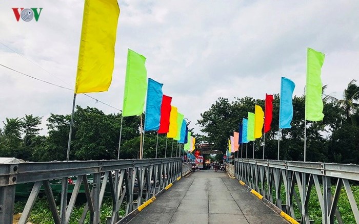 Dịp kỷ niệm 130 năm ngày sinh Chủ tịch Tôn Đức Thắng, cờ hoa rực rỡ trên bến phà Ô Môi chào mừng du khách đến thăm quê.