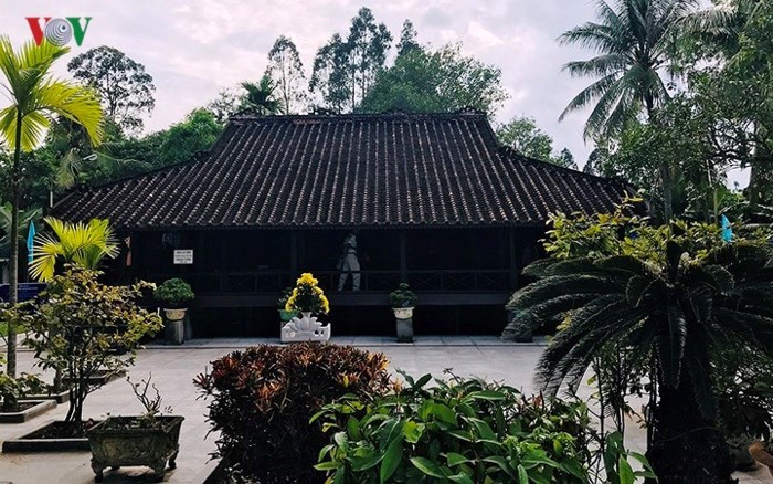 Ngôi nhà di tích lưu niệm thời niên thiếu của Bác Tôn được xây dựng theo kiểu nhà sàn có chân táng, cột gỗ tràm, nền sàn lót ván, mái lợp ngói ống.