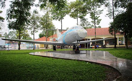   Chuyên cơ YAK-40 của hãng hàng không Việt Nam dùng chở Chủ tịch Tôn Đức Thắng từ Hà Nội vào Sài Gòn để chủ trì Đại lễ mừng chiến thắng giải phóng miền Nam thống nhất đất nước vào ngày 15/5/1975.
