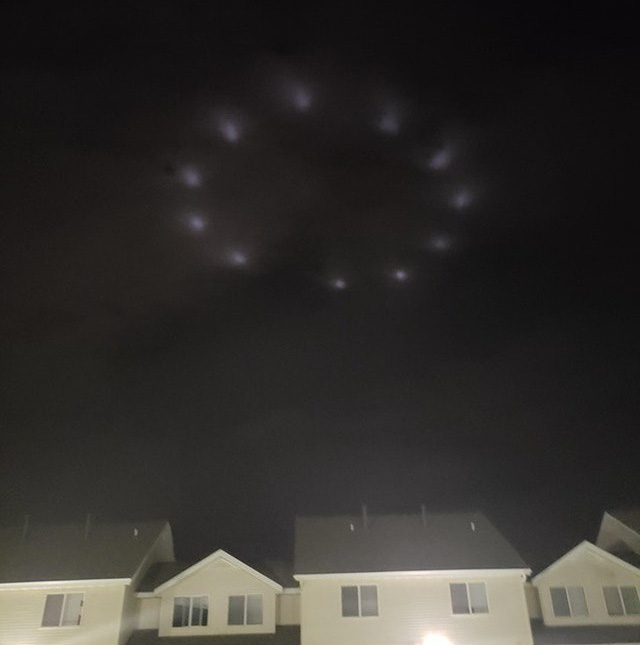 Những ánh đèn pha trang trí tại một sự kiện chiếu lên bầu trời như thể đĩa bay của người ngoài hành tinh xuất hiện