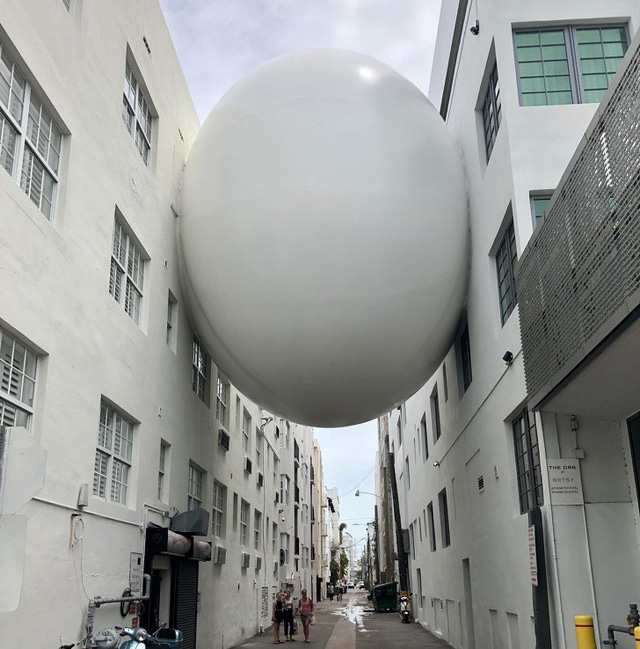 Một trái bóng khổng lồ bị mắc kẹt giữa 2 tòa nhà? Thực chất đây là điểm nối nhau giữa 2 tòa nhà ở thành phố South Beach (bang Miami, Mỹ)