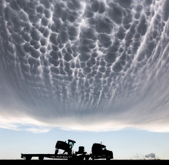 Những đám mây với hình thù kỳ lạ bên trên bầu trời bang Kansas (Mỹ)