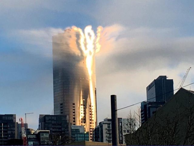 Ánh nắng mặt trời phản chiếu trên cửa kính một tòa cao ốc ở thành phố Melbourne (Úc) giống như thể một vụ hỏa hoạn