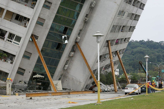 Những cột chống được dựng lên tại một tòa nhà bị nghiêng sau động đất ở Đài Loan