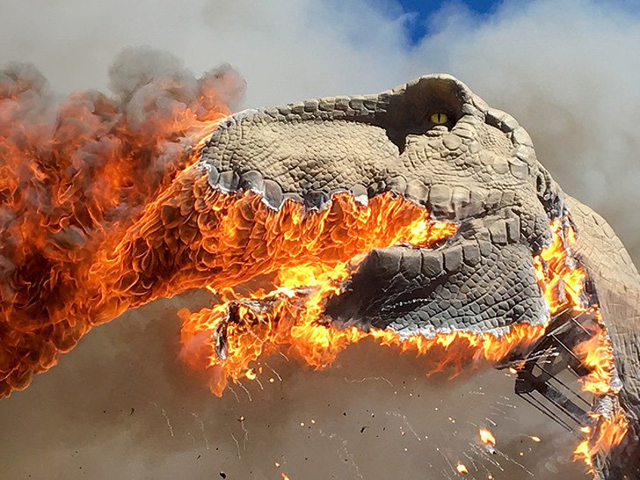 Quái vật trong phim xuất hiện ngoài đời thực? Trên thực tế đây là mô hình của một con khủng long được đem đốt trong một buổi triển lãm