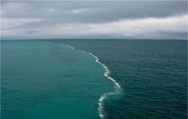 Điểm tiếp giáp giữa 2 vùng biển ở vịnh Alaska, nơi mà nước của 2 vùng biển không hòa quyện vào nhau tạo thành 2 vùng riêng biệt