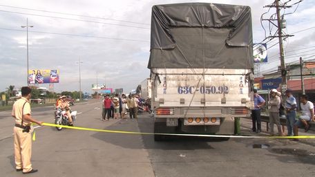 Xe tải gây tai nạn bị lực lượng cảnh sát giao thông bắt giữ.