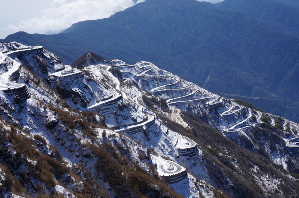 6. Cung đường Three Level Zigzag, Ấn Độ: Chỉ cần lái xe khoảng 160 km phía bắc Bagdogra tới làng Sikkim xinh đẹp, bạn sẽ tới cung đường Three Level Zigzag ngoạn mục sát biên giới Ấn Độ - Trung Quốc. Chỉ dài khoảng 32 km, cung đường này là một phần của Con đường tơ lụa nổi tiếng thời cổ đại, kết nối Nhật Bản với các nước châu Âu. Vượt qua chân dãy núi Hymalaya với quang cảnh kỳ vĩ, cung đường còn băng qua Kanchenjunga, dãy núi cao thứ 3 thế giới.