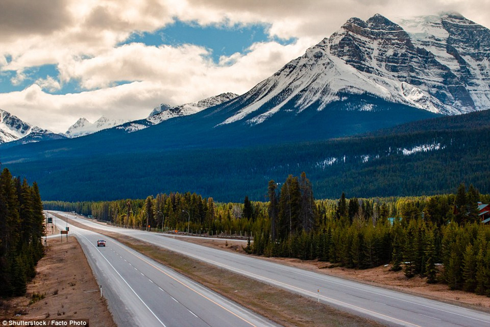 2. Cung đường từ Canada và thung lũng Yoho: Với chiều dài 7.821 km, Trans Canada Highway là cung đường dài nhất và ngoạn mục nhất trên thế giới. Quanh cảnh ấn tượng 2 bên đường nhiều vô số kể, đặc biệt phải kể đến Công viên quốc gia Yoho đẹp đến mức ai cũng phải ngạc nhiên.