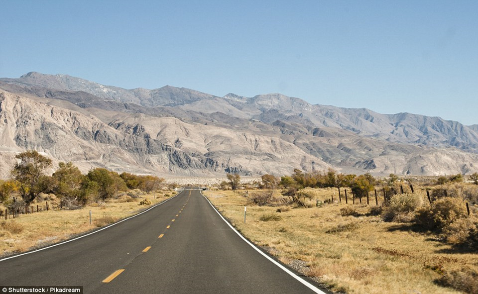 1. Cung đường Los Angeles tới Las Vegas qua Thung lũng chết: Đây là cung đường ấn tượng nhất của nước Mỹ có tên gọi CA 190. Cung đường uốn lượn với những đụn cát lớn và những tảng đá đầy màu sắc ở Thung lũng chết, công viên quốc gia nổi tiếng ở đông California. Đây cũng là nơi thấp nhất, nóng nhất, khô nhất nước Mỹ, với nhiệt độ không khí cao kỷ lục 57 độ C.
