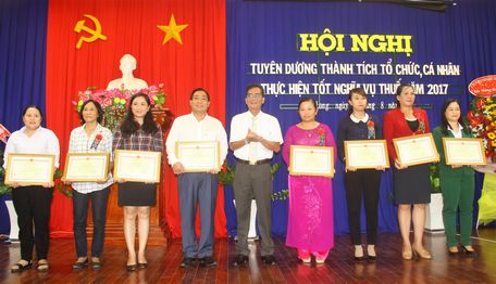 Ông Lê Quang Trung trao Bằng khen của UBND tỉnh cho các doanh nghiệp, đơn vị có thành tích xuất sắc thực hiện chính sách pháp luật thuế