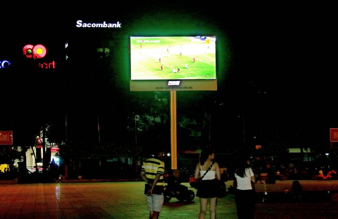 Màn hình 500 inch tại Quảng trường TP Vĩnh Long trực tiếp trận đấu phục vụ người xem.