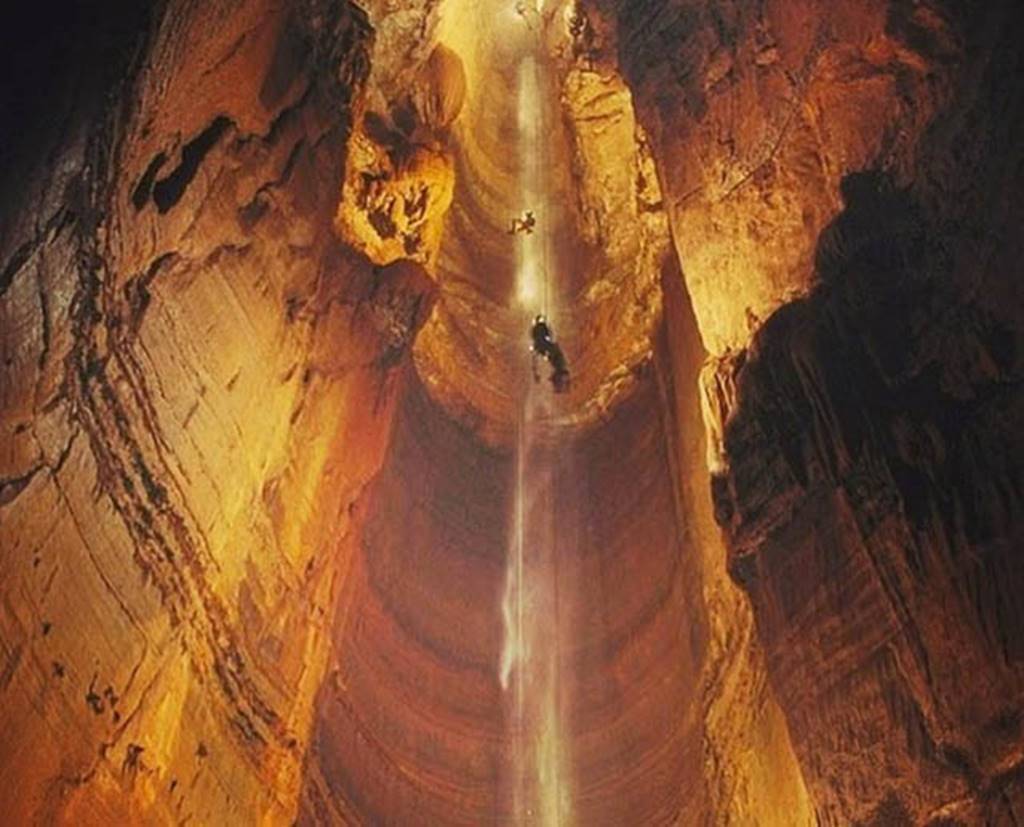6.Hang Krubera, Georgia-       Hang động này được ví như là lối vào lõi Trái đất, với độ sâu 2000 mét, nơi này được công nhận là nơi sâu nhất trên thế giới. Lối vào hang rất hẹp và phải đào nhiều chỗ mới đi qua được. Một số điểm trong hang có lối đi lớn như hầm tàu điện ngầm.