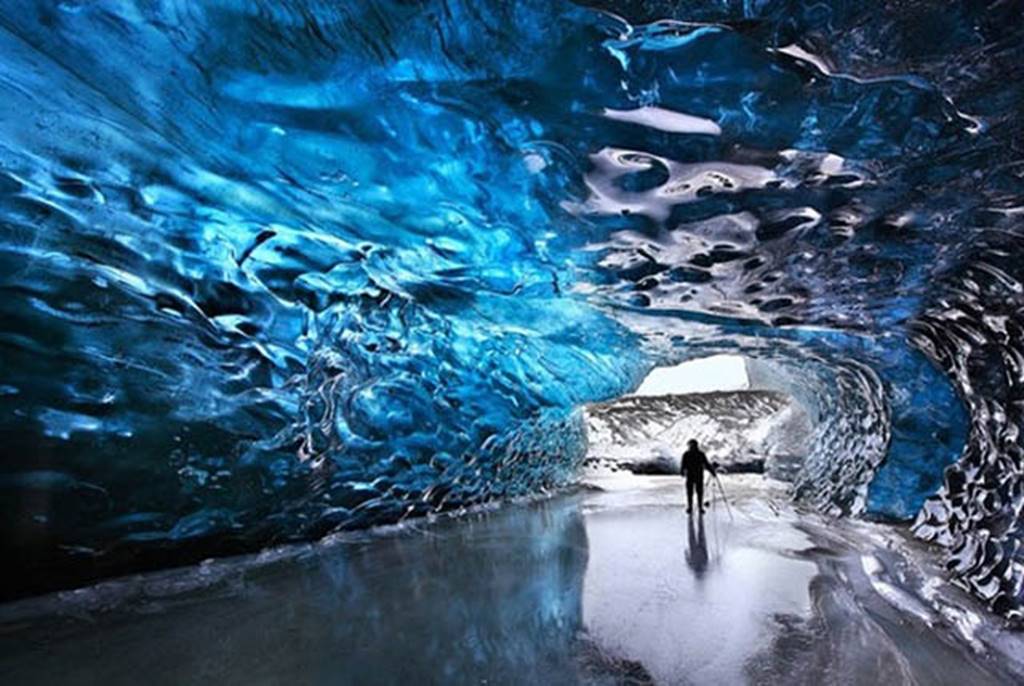 4. Động băng Svinafellsjokull Crystal, Iceland-       Bước vào đây du khách như đang lạc vào chốn thần tiên nào đấy, hang động này không tồn tại được vĩnh viễn, có thể năm nay đẹp như thế nhưng sang năm có thể biến mất hoàn toàn vì nắng nóng. Một khi hang động bằng vừa được hình thành, du khách nên chớp lấy thời cơ đến khám phá nơi này ngay lập tức.
