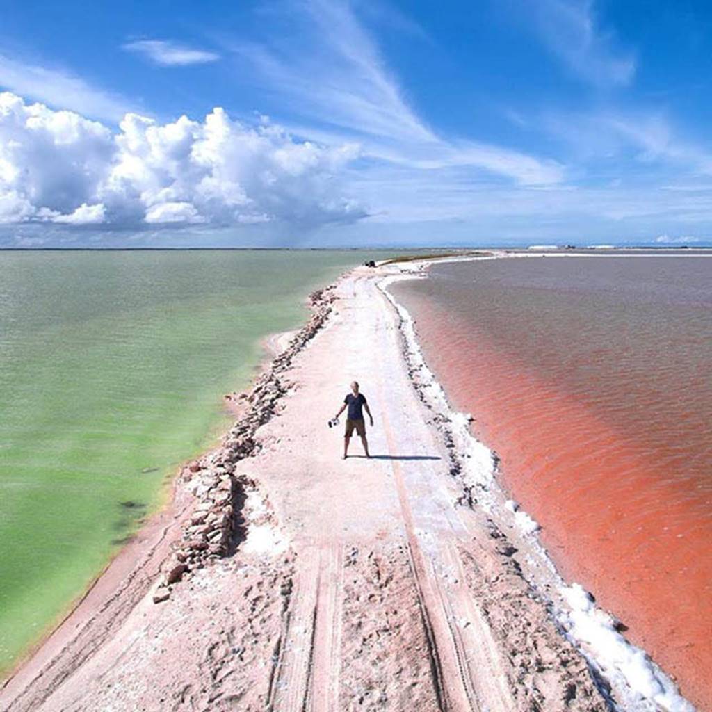 3.Hồ muối Las Colorados, Mexico-       Sở dĩ hồ muối này có màu hồng là do các loài tảo màu đỏ và sinh vật phù du, tôm nước mặn tập trung sống trong môi trường có nồng độ muối cao. Khi hơi nước bốc hơi, lượng sinh vật này tập trung lại với nhau tạo thành màu hồng dưới ánh nắng mặt trời.