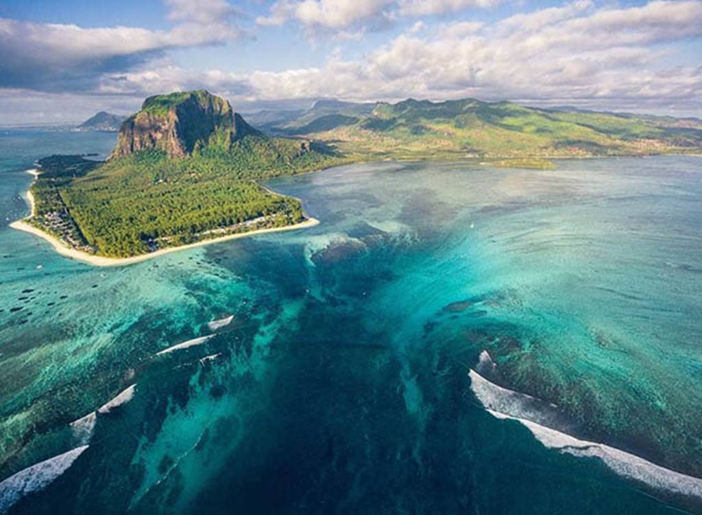 1.Thác nước Le Morne Brabant ở Mauritius-       Người ta gọi đây là thác nước dưới biển, một sự kỳ diệu của thiên nhiên. Tuy nhiên mọi người không thể nhìn thấy trực tiếp bằng mắt thường được, nó được tạo ra bằng ảo ảnh và chỉ có thể cảm nhận khi nhìn từ trên không trung hoặc qua Google Map. Đó là một thác nước khổng lồ đang đổ xối xả xuống đáy đại dương trông rất ảo diệu.