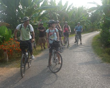 Khách quốc tế chạy xe đạp dã ngoại tại cù lao An Bình.