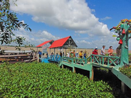 Đông đảo du khách chọn Khu du lịch Vinh Sang (xã An Bình) để đi du lịch dịp cuối tuần.