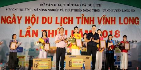 Ủy viên Thường vụ Tỉnh ủy, Trưởng Ban Tuyên giáo Tỉnh ủy- Nguyễn Bách Khoa và ông Phạm Văn Tam- Tổng Giám đốc Công ty CP Tập đoàn Asanzo trao thưởng cho thí sinh đạt giải nhất.