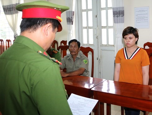 Cơ quan chức năng làm việc với đối trượng Trần Thị Bảo Trân.