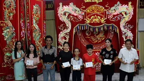 Các học viên nhận giấy chứng nhận hoàn thành khóa học.