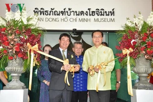 Đại sứ Nguyễn Hải Bằng và Bộ trưởng Văn Hoá Thái Lan cắt băng khánh thành công trình.
