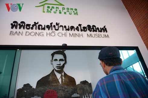 Bức hình lớn về Chủ tịch Hồ Chí Minh được trưng bày ngay lối vào của Bảo tàng.
