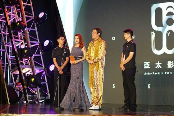Diễn viên Trương Ngọc Ánh là một thành viên ban giám khảo trên sân khấu trao giải