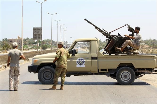 Lực lượng an ninh Libya canh gác tại hiện trường một vụ tấn công gần Tripoli ngày 23/8. Ảnh: AFP/TTXVN