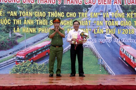 Nghệ sĩ nhiếp ảnh Nguyễn Bách Thảo nhận giải nhất.
