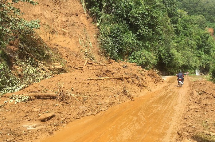 Đợt mưa lũ vừa qua, hệ thống giao thông trên địa bàn tỉnh Lai Châu bị thiệt hại nặng nề. Không để địa phương bị chia cắt lâu dài, ngành Giao thông - Vận tải đã huy động tối đa các phương tiện, máy móc san gạt đất đá ngày đêm.
