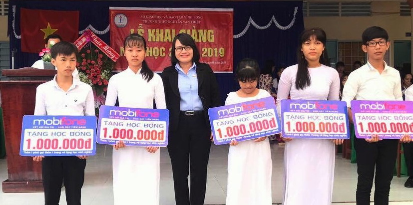 Bà Nguyễn Thị Đoàn- Giám đốc Mobifone tỉnh Vĩnh Long trao học bổng tại Trường THPT Nguyễn Văn Thiệt (huyện Mang Thít)