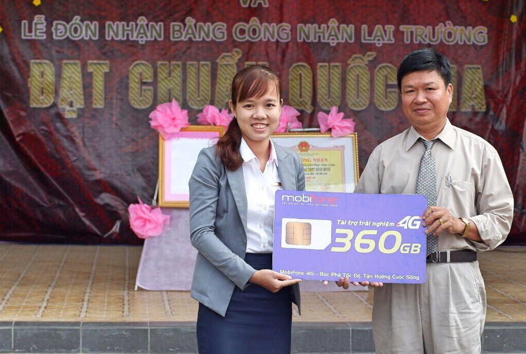 Đại diện Mobifone tỉnh Vĩnh Long trao sim 4G tốc độ cao dung lượng 360Gb cho lãnh đạo Trường THPT Bình Minh (TX Bình Minh).