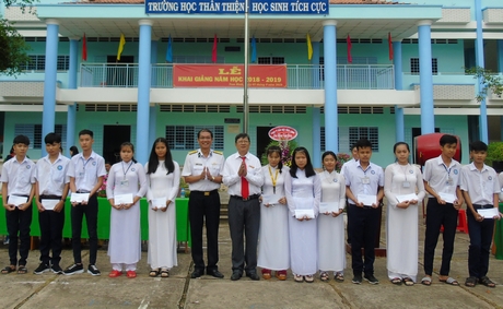 Đồng chí Nguyễn Văn Săn- Phó Trưởng Ban Tuyên giáo Tỉnh ủy và Đại tá Nguyễn Hữu Thạc- Bí thư Đảng ủy, Chính ủy Nhà máy X55 Hải quân  trao học bổng cho các em học sinh.