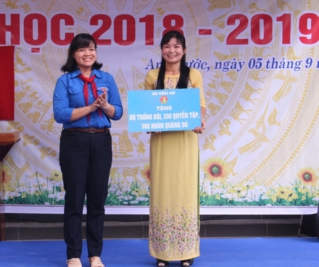 Dịp này, Bí thư Tỉnh Đoàn Nguyễn Huỳnh Thu cũng tặng 200 quyển tập, 500 khăn quàng và bộ trống Đội cho Liên đội nhà trường