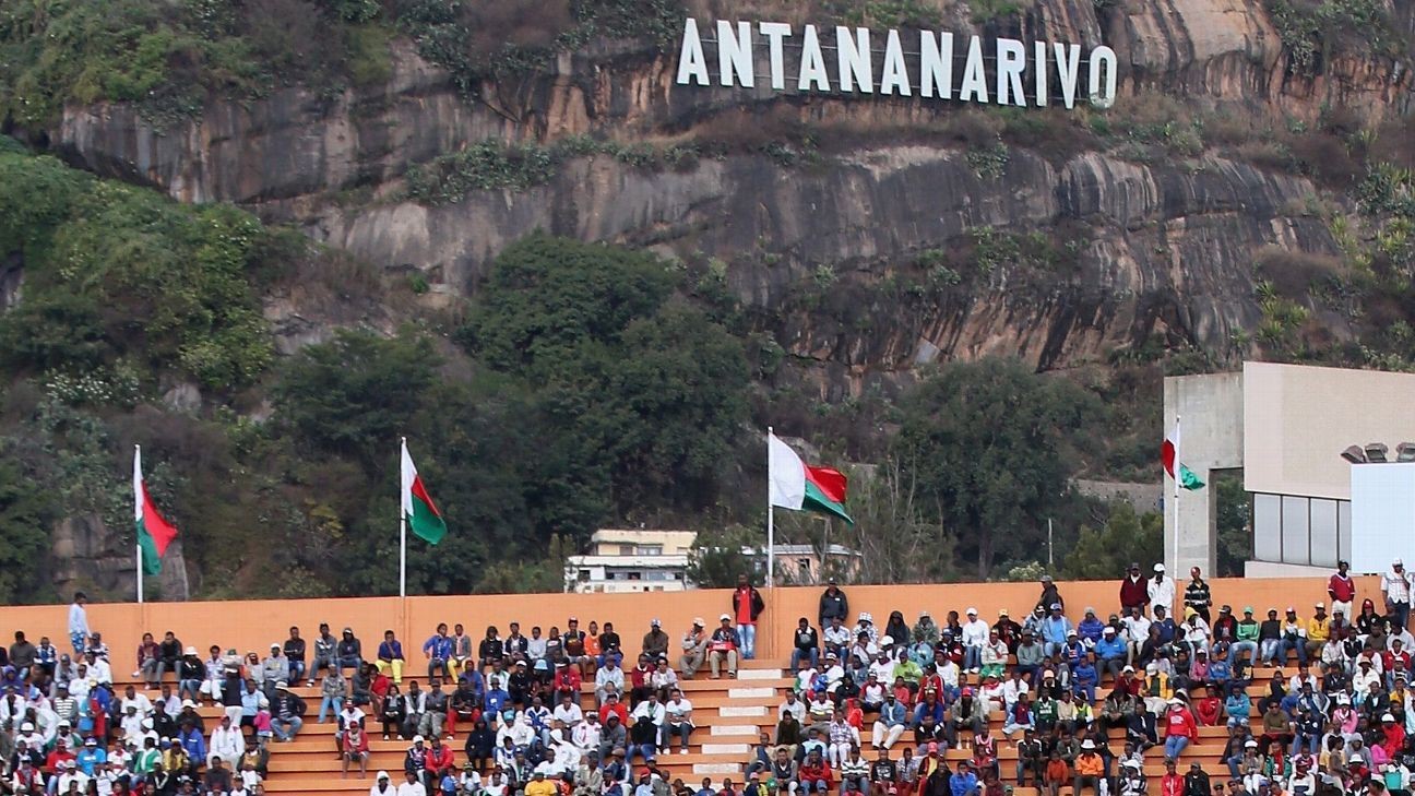 Sân bóng ở Antananarivo (Madagascar). Ảnh: DM