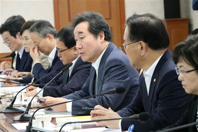 Thủ tướng Hàn Quốc Lee Nak-yon (thứ 3, phải) trong một cuộc họp tại thủ đô Seoul ngày 28/8. Ảnh: Yonhap/ TTXVN