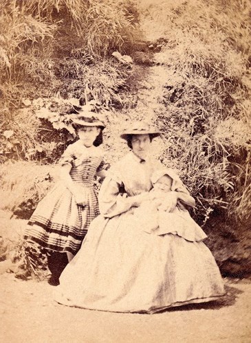Bức ảnh chân dung mẹ con được chụp ngày 19/7/1863.