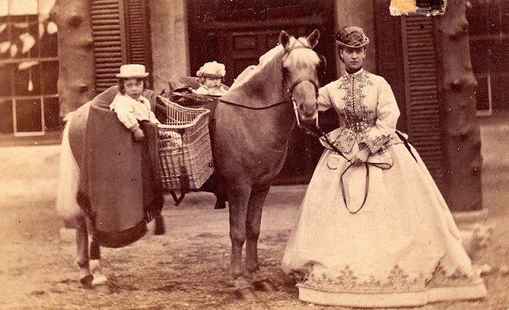 Hình ảnh Công chúa xứ Wales và các con năm 1866.