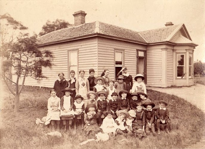 Bức ảnh những năm 1880 của nhiếp ảnh gia  James P. Lind ở Melbourne, Australia ghi lại khuôn mặt mệt mỏi của những đứa trẻ và giáo viên ở một ngôi trường tại Victoria.