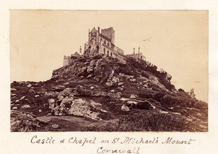 Khung cảnh một lâu đài và một nhà nguyện trên núi St Michael, Cornwall, năm 1865.