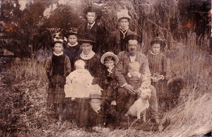 Bức ảnh chân dung một gia đình được chụp năm 1880.