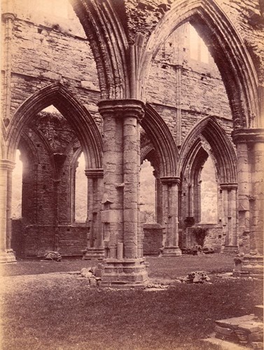 Khung cảnh tan hoang của tàn tích Tintern Abbey, Wales, năm 1890.