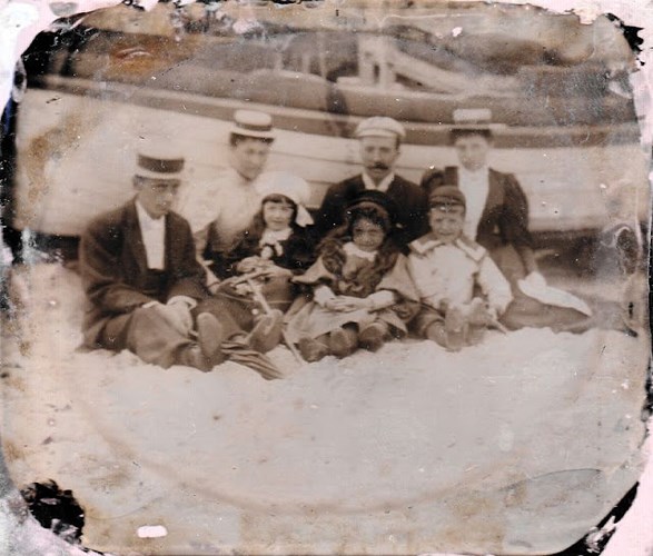 Kỳ nghỉ trên bãi biển của một gia đình ở Anh năm 1895.