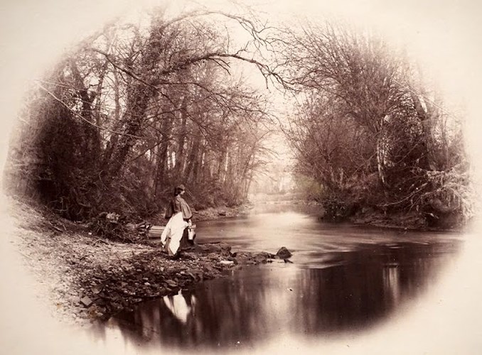 Bức ảnh những năm 1860 ghi lại hình ảnh một phụ nữ trẻ đứng bên dòng sông thơ mộng./.