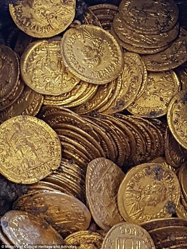 Những đồng xu vàng thời La Mã cổ ước tính cả triệu USD